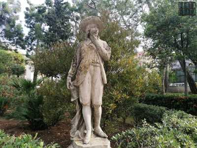 ...scoviamo anche due statue raffiguranti Renzo...